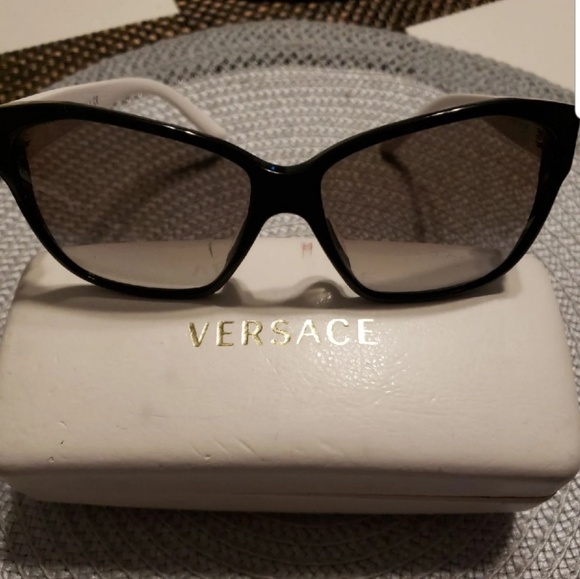Versace Accessories - 😎HP😎VERSACE SUNGLASSES